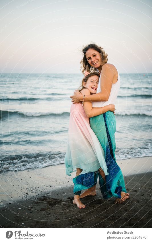 Schöne Mutter und Tochter umarmen sich am Strand Frau Umarmen Liebe Glück Beautyfotografie Familie & Verwandtschaft Zusammensein Kind Stil Meer Kindheit Küste