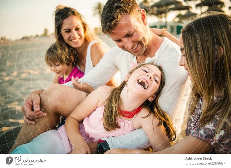 Schöne glückliche Familie mit verspielten Kindern am Strand Familie & Verwandtschaft Liebe Glück Eltern Menschengruppe Geschwisterkind Sommer