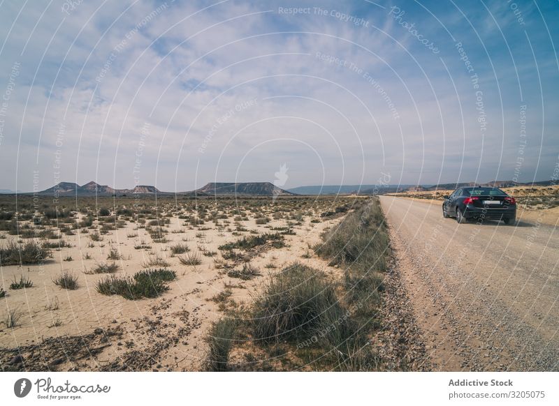 Autofahren auf leerer Straße entlang der Wüste erstaunlich Landschaft Autoreise PKW ausleeren halb Ferien & Urlaub & Reisen Natur Geschwindigkeit Asphalt