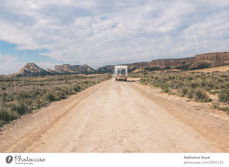 Weißer Anhänger auf leerer Straße entlang der Wüste erstaunlich ausleeren Ferien & Urlaub & Reisen Karavane Landschaft Natur Geschwindigkeit Asphalt Ausflug