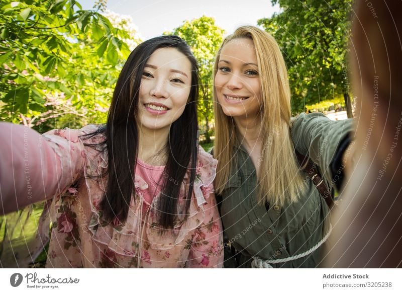 Multirassische Freunde, die im Park Selbsthilfe betreiben Freundschaft Selfie Lächeln Person gemischter Abstammung Zusammensein Jugendliche Frau Lifestyle