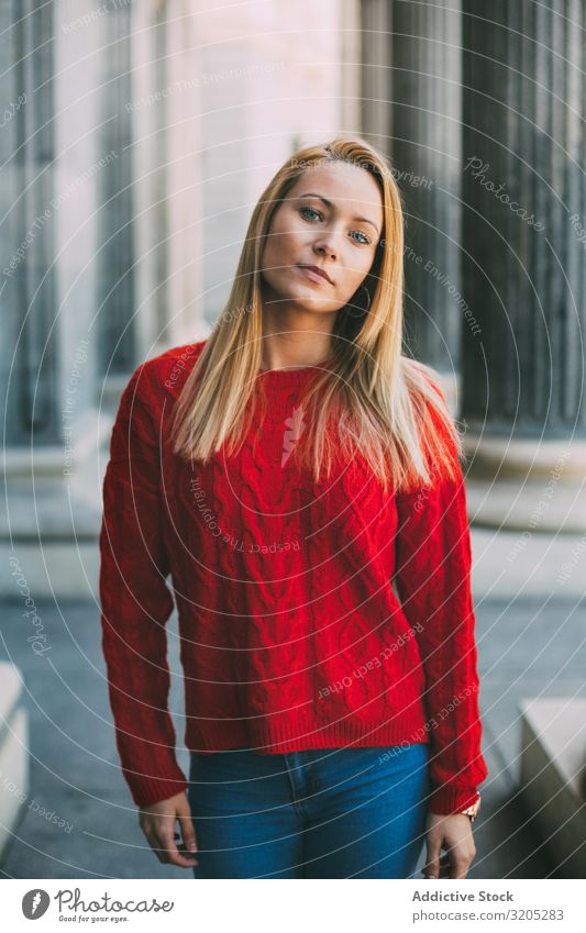 Stilvolle Frau steht neben Marmorsäulen Porträt Blick in die Kamera Straße Großstadt Jugendliche Säule Gebäude Pullover gestrickt trendy lässig blond genießen