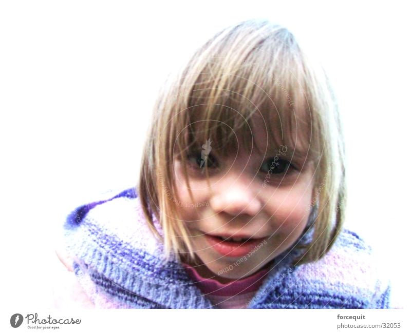 Stare forward Mädchen Porträt Kindergesicht 3-8 Jahre Vor hellem Hintergrund blond Haarschnitt Haarschopf Haarsträhne glatte Haare Blick in die Kamera niedlich