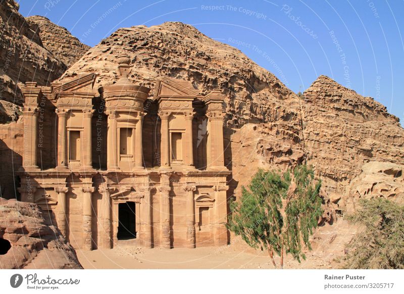 Das aus dem Fels gehauene "Ad Deir" in Petra, Jordanien Abenteuer Expedition Berge u. Gebirge Himmel Felsen Wüste Bauwerk Fassade Sehenswürdigkeit Wahrzeichen