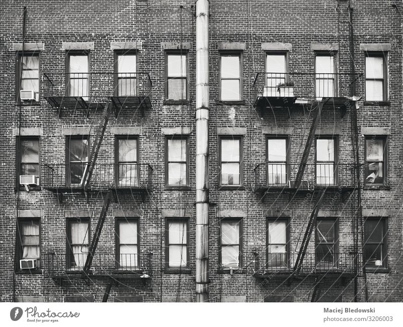 Altes Backsteinhaus mit Feuerleitern, New York, USA. Lifestyle Häusliches Leben Wohnung Haus Hausbau Gebäude Architektur Fassade alt Armut gruselig historisch