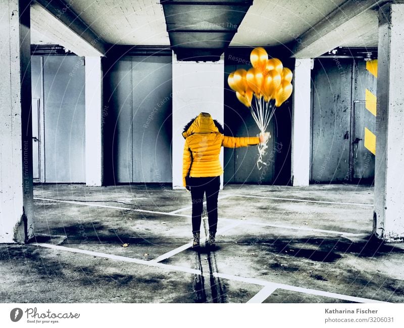 Yellow ballons 1 Mensch Kunst stehen gelb gold grau orange schwarz Tiefgarage Garage Parkplatz Jacke Hose Ballone Streifen Gasballon Winterjacke Projekt Tür