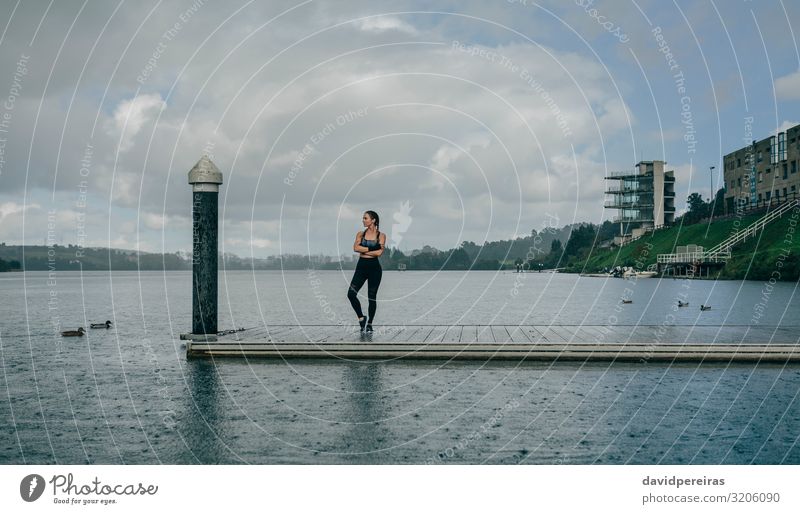 Sportlerin sieht den See vom Pier aus. Lifestyle Stil Körper ruhig Mensch Frau Erwachsene Landschaft Wolken Regen Küste Gebäude Turnschuh Fitness authentisch