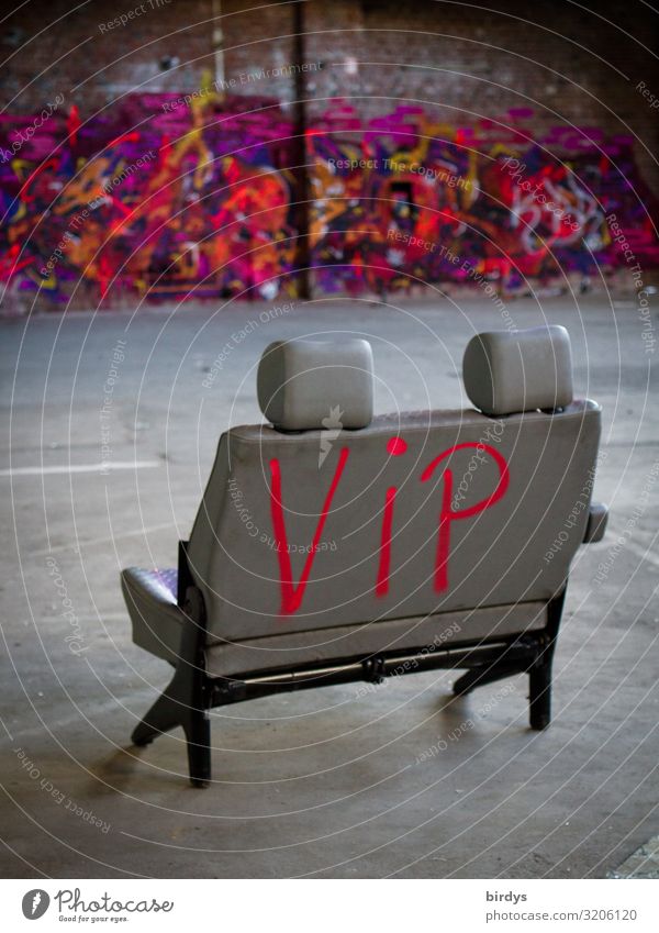 vip-lounge Lifestyle Sessel Stuhl Raum Sitzbank Autositz Fabrikhalle Veranstaltung Lounge Beton Schriftzeichen Graffiti authentisch außergewöhnlich einfach