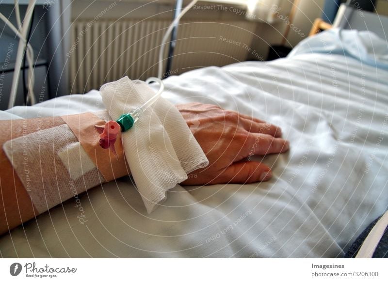 Tropfinfusion im Krankenhaus Patient Gesundheitswesen Mensch feminin Frau Erwachsene Arme Hand 30-45 Jahre Krankheit Heilung "Infusionstropf Weiblich Patientin