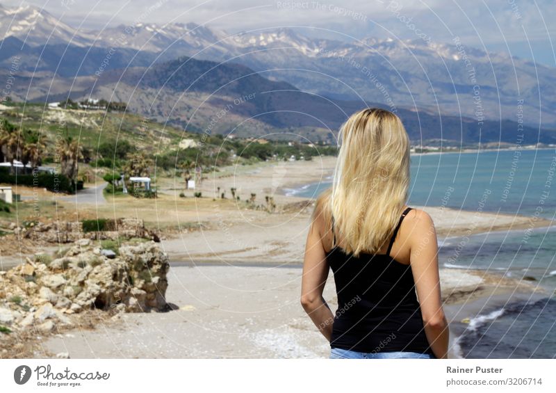 Blonde Frau an der Küste Kretas feminin Junge Frau Jugendliche Erwachsene 1 Mensch Schönes Wetter Berge u. Gebirge Gipfel Meer blond blau gelb gold Lebensfreude