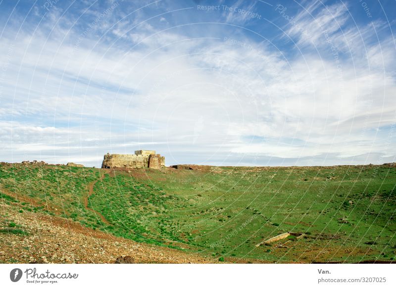 mitelalterliche Burg Schloss Himmel Horizont Wolken Gras grün blau weiß Weite Ferne Sehenswürdigkeit Sardinien