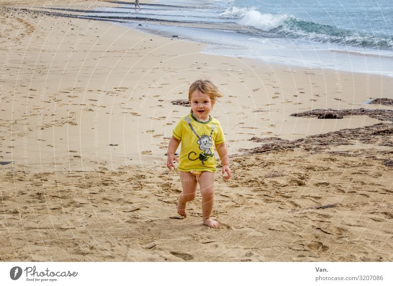 Lieblingsmenschlein Kind Kleinkind Mädchen Strand Sand Meer Urlaub Wellen laufen Natur draußen beige