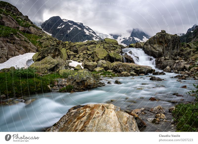Gletscherfluss hoch in den Schweizer Alpen Landschaft Wasser Wolken Sommer Klimawandel Schnee Berge u. Gebirge Wasserfall wandern Stimmung fließen Bach Felsen