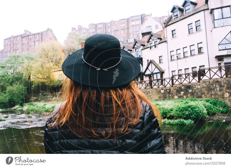 Frau betrachtet stadtalterne Steingebäude Stadt Fluss gealtert Schottland mittelalterlich reisen Brücke malerisch grün Buchse Tourismus Ausflugsziel Landschaft