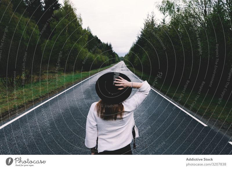 Stilvolle Frau auf entlegener, leerer Straße Natur reisen Landschaft grün Schottland abgelegen Einsamkeit allein üppig (Wuchs) Hut schön Sommer Schönheit Weg