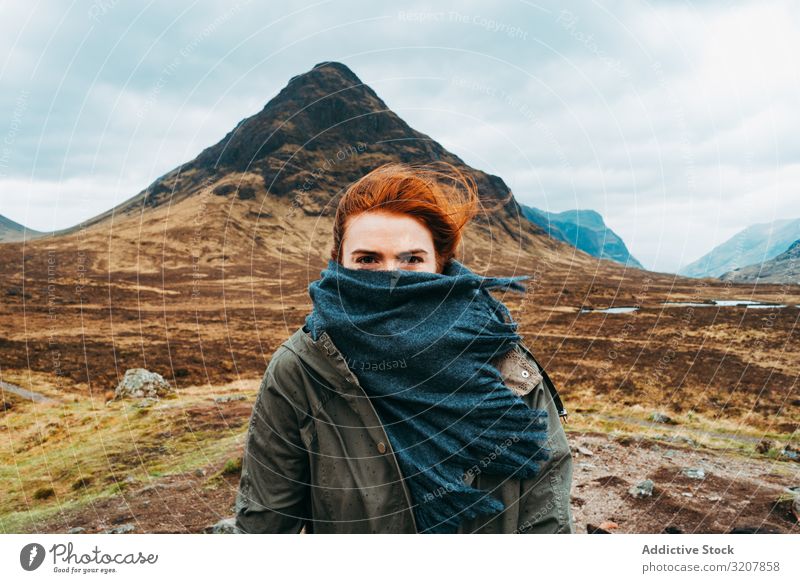 Rothaarige Frau mit Schal gegen Berge Berge u. Gebirge Wind Schottland Ingwer Rotschopf Natur kalt Landschaft reisen bedeckt Ansicht Tal Schönheit Freiheit