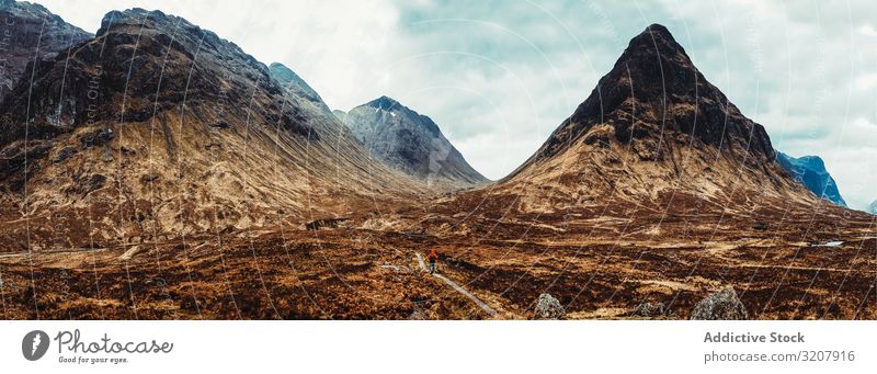 Person, die durch malerische Berge geht Berge u. Gebirge Wind Schottland Natur kalt Landschaft reisen Ansicht Tal Schönheit Freiheit Abenteuer Trekking