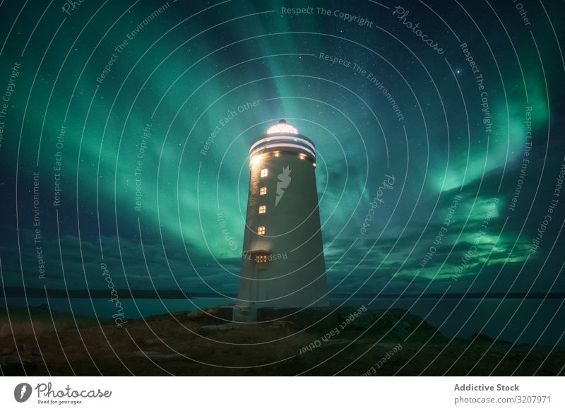 Leuchtturm gegen Sternenhimmel in der Winterlandschaft Nacht Nordlicht borealis Aurora Himmel Schnee Licht Landschaft Wahrzeichen Leuchtfeuer hell wolkenlos