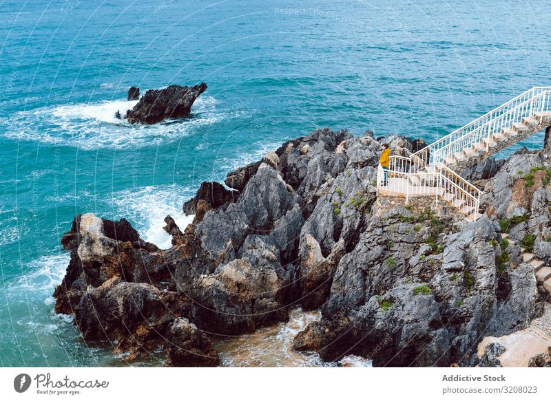 Frau, die das wogende Meer von der Treppe aus betrachtet bewundern MEER Wellen Bucht Klippe Treppenhaus Wasser Natur Ufer reisen Ausflug Reise Tourismus Ansicht