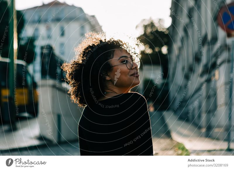 Attraktive ethnische Frau auf der Straße in der Stadt Mode stylisch trendy Bekleidung glamourös Verkehr PKW stoppen Zeichen jung Afroamerikaner lässig schön