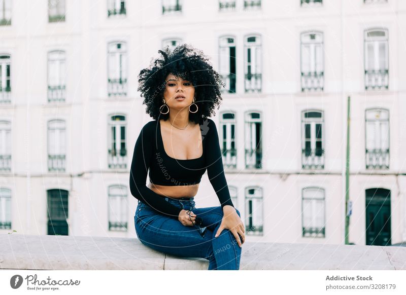 Modische ethnische Frau entspannt sich in der Stadt Mode stylisch trendy Großstadt Straße glamourös reisen Ausflugsziel Tourismus Bekleidung jung Afroamerikaner