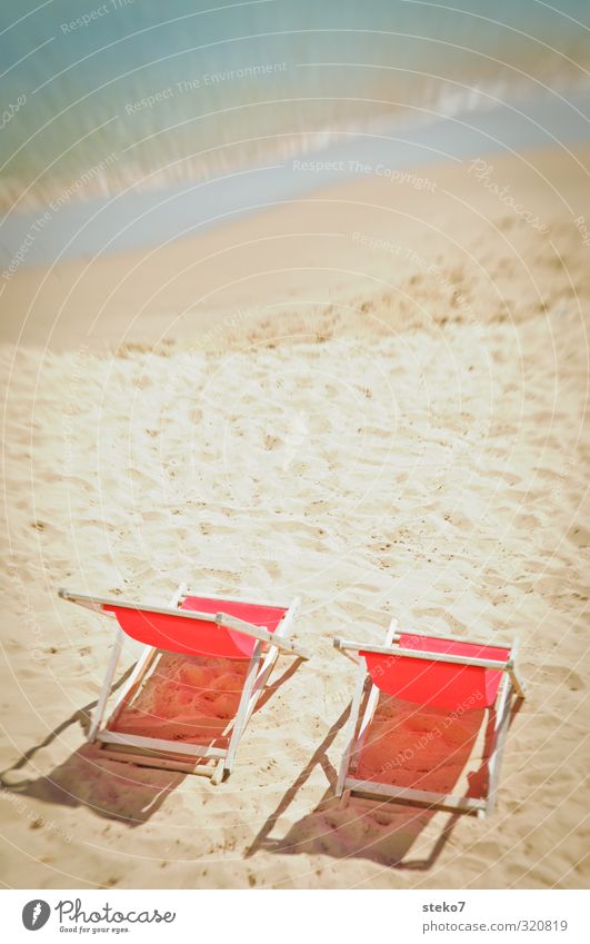 Sommer in der ersten Reihe Schönes Wetter Wärme Wellen Küste Strand Meer heiß hell blau gelb rot Erholung Ferien & Urlaub & Reisen Pause Liegestuhl Sandstrand 2