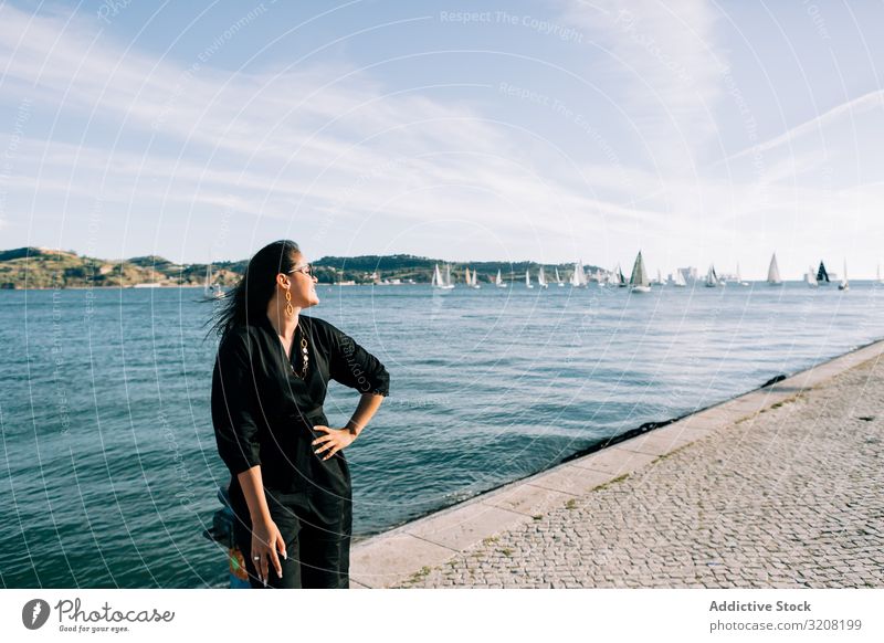 Stilvolle Frau, die auf der Böschung wegschaut MEER Urlaub reisen Lissabon Tourismus Stauanlage Feiertag Jacht Sommer Ausflugsziel jung Person schön Haltehaar