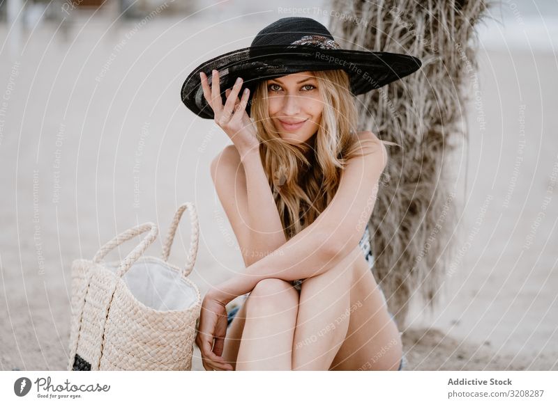 Junge schöne Frau entspannt am Strand Hut modisch glamourös Sommer Urlaub reisen Erholung Feiertag Resort jung Person attraktiv blond hübsch lässig stylisch