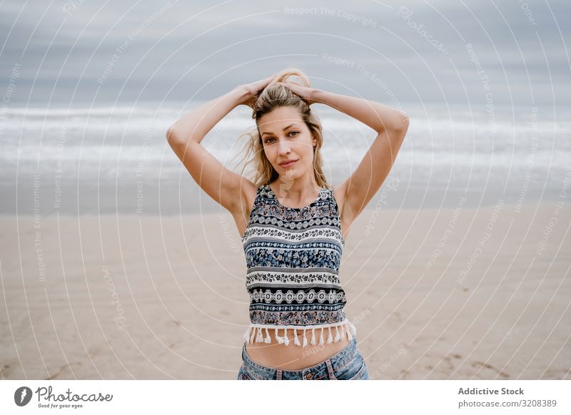 Glückliche Frau posiert am Sandstrand Strand Fröhlichkeit modisch glamourös Sommer Urlaub reisen Erholung Feiertag Resort jung Person attraktiv schön blond