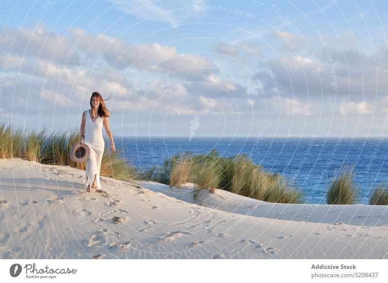 Frau geht auf Sandhügel Hügel laufen malerisch Bewegung Energie Sommer Landschaft Düne wüst Sonnenuntergang Tarifa Cadiz Spanien Natur reisen Urlaub Tourismus