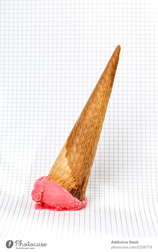 Eistüte auf Millimeterpapier gefallen Speiseeis Zapfen Waffel Dessert fallen gelassen Lebensmittel lecker erfrischend appetitlich gefroren Baggerlöffel Ball