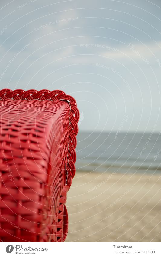 Ein Päuschen Ferien & Urlaub & Reisen Umwelt Natur Sand Wasser Himmel Wetter Strand Ostsee Kunststoff Blick sitzen einfach blau braun rot Erholung ruhig