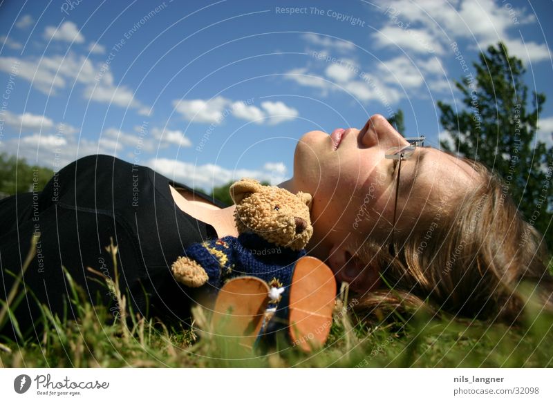 Lino on tour träumen Teddybär Wiese Frau Wolken grün Gras Himmel liegen