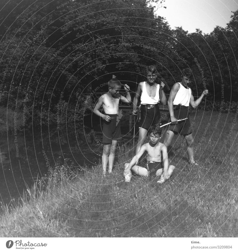 Zeitgeschichte | Jungsspiele 1929 wiese bach spielen waffen werkzeuge jungs sommer messer beil stock wald posen demonstrieren gruppenbild unterhemd hose