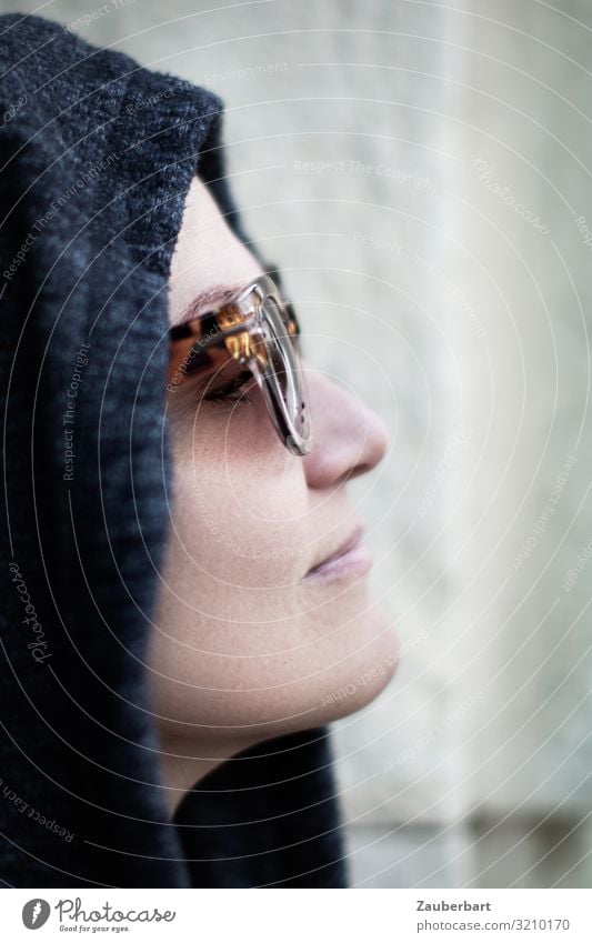 Porträt einer Frau im Profil mit Sonnenbrille und Hoodie Stil feminin Erwachsene Gesicht 1 Mensch 30-45 Jahre Kapuze Kapuzenpullover Lächeln Blick warten frei