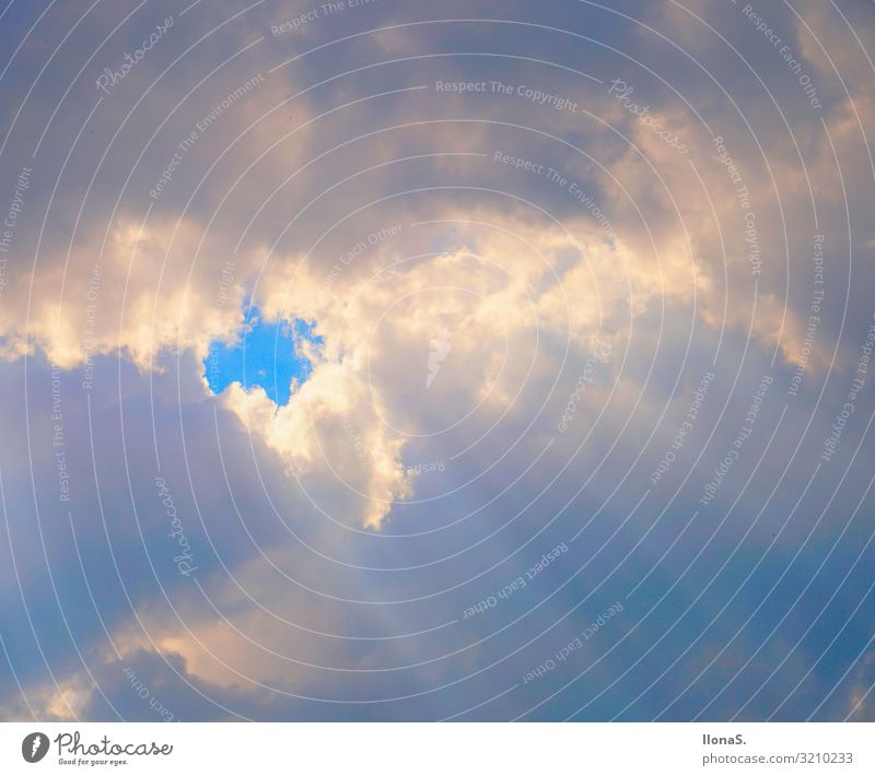 Ein kleiner Durchblick Natur Luft Himmel Wolken Gewitterwolken Sonnenlicht Wetter schlechtes Wetter blau weiß Farbfoto Außenaufnahme Textfreiraum rechts