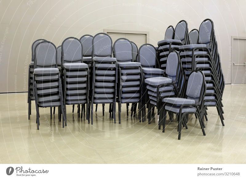 Gestapelte Stühle im Konferenzsaal Büro Sitzung Stuhl Stuhlgruppe Stapel Stuhlstapel Stahl stehen modern trist grau Ordnungsliebe Reinlichkeit Sauberkeit