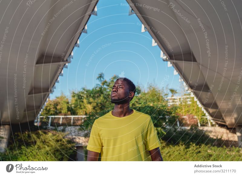 Starker schwarzer Läufer steht unter der Brückenkonstruktion Stehen Gesundheit stark Konstruktion Architektur Lifestyle Training ethnisch Afroamerikaner Sommer