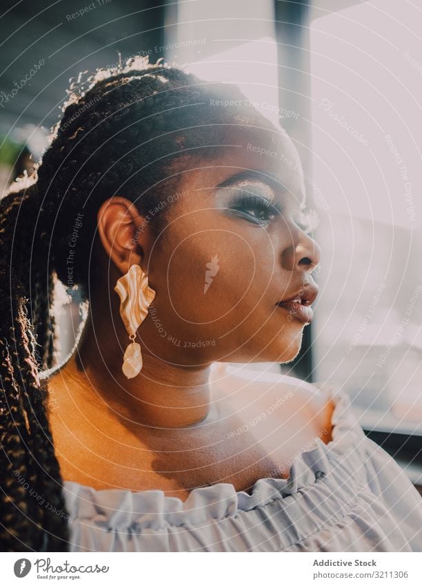Kopfschuss einer selbstbewussten, trendigen afroamerikanischen Frau trendy hell kurvenreich schön Afroamerikaner schwarz ethnisch Make-up Inhalt attraktiv
