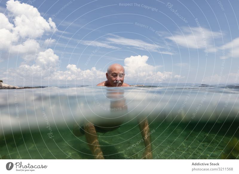 Fröhlicher älterer Mann schwimmt im Meerwasser Schwimmsport Urlaub Senior Kristalle in den Ruhestand getreten reisen Freizeit Wasser MEER Griechenland halkidiki