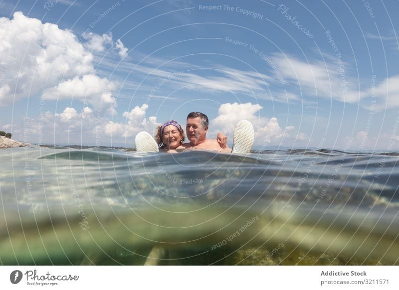 Reifes Paar schwimmt gemeinsam im Süßwasser Schwimmsport Urlaub Kristalle Wasser MEER Meer in den Ruhestand getreten Griechenland halkidiki fliegend sonnig