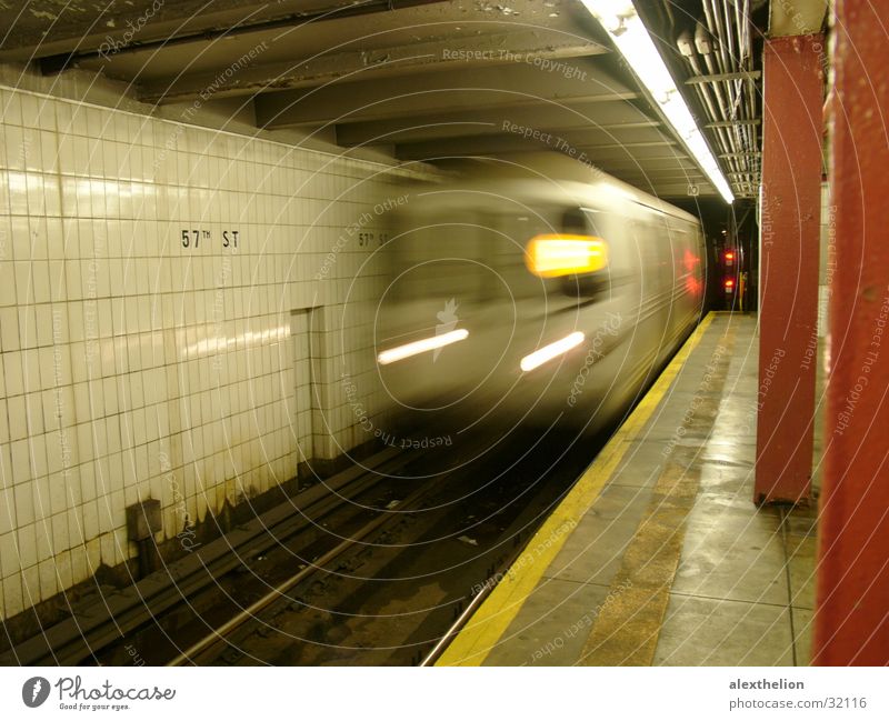 Subway F, NYC U-Bahn Einfahrt Langzeitbelichtung Verkehr