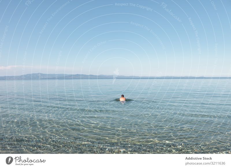 Der Mensch schwimmt in klarem Wasser bei Sonnenlicht Mann MEER schwimmen Meer Urlaub Sommer reisen Griechenland halkidiki Abenteuer Lifestyle Windstille
