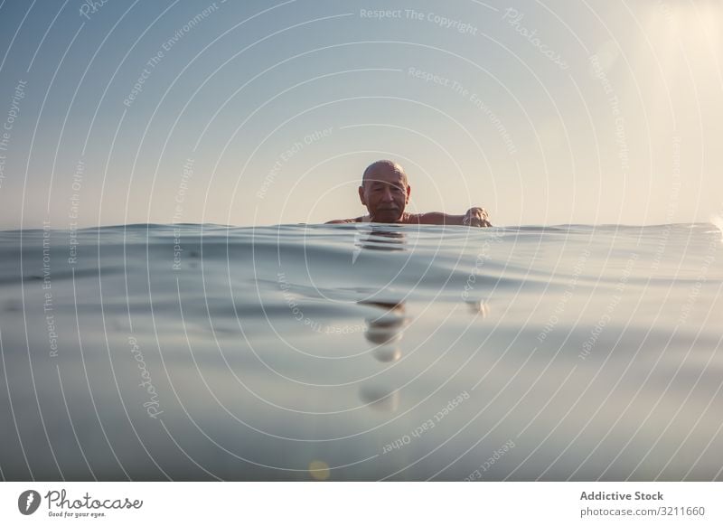 Mann schwimmt unter Wasser im Meer Schwimmsport älter Urlaub MEER in den Ruhestand getreten Griechenland halkidiki bedeckt Freizeit untertauchen Kälte alt marin