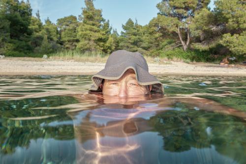 Mann schwimmt unter Wasser im Meer Schwimmsport älter Urlaub MEER in den Ruhestand getreten Griechenland halkidiki bedeckt Freizeit untertauchen Kälte alt marin