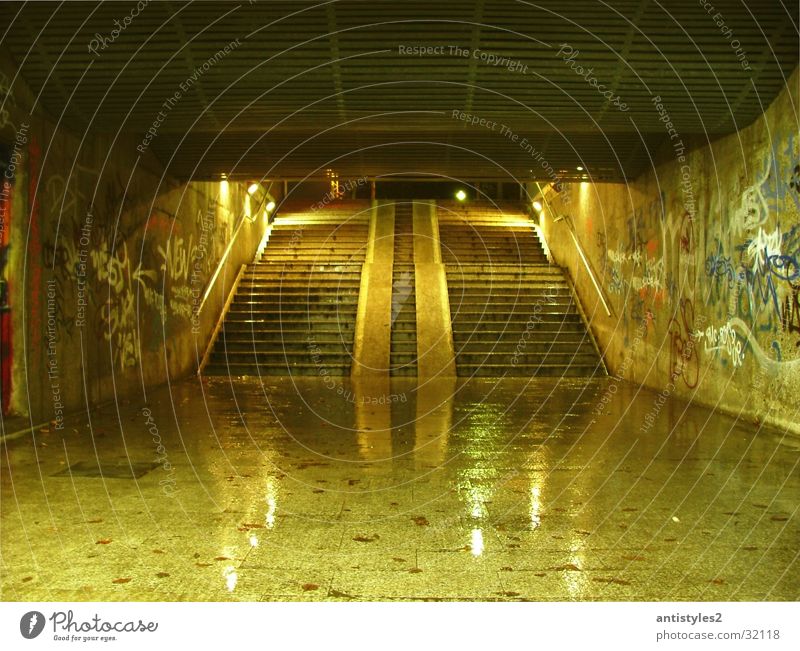 Unterführung Licht Tunnel glänzend nass Brücke Treppe Graffiti