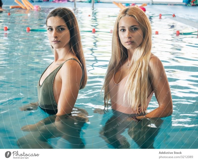Junge schlanke Frauen im Schwimmbad Schwimmsport Pool Wasser Fitnessstudio passen Einrichtung Zusammensein Wellness Gesundheit Freizeit räkeln cool Lifestyle