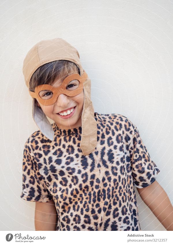 Kind in Leopardenkostüm und Hut mit Ohren wenig Tracht dekorativ farbenfroh niedlich schön Feier Kindheit saisonbedingt Vorstellungskraft festlich Lachen lustig