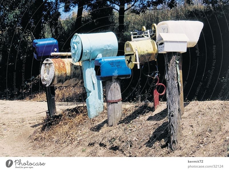 You have mail Post Briefkasten Kommunizieren Australien Holzpfahl Plastikfässer Blechtonnen snail mail Postkarte Postzustellung ländlich Einsamkeit Farbfoto