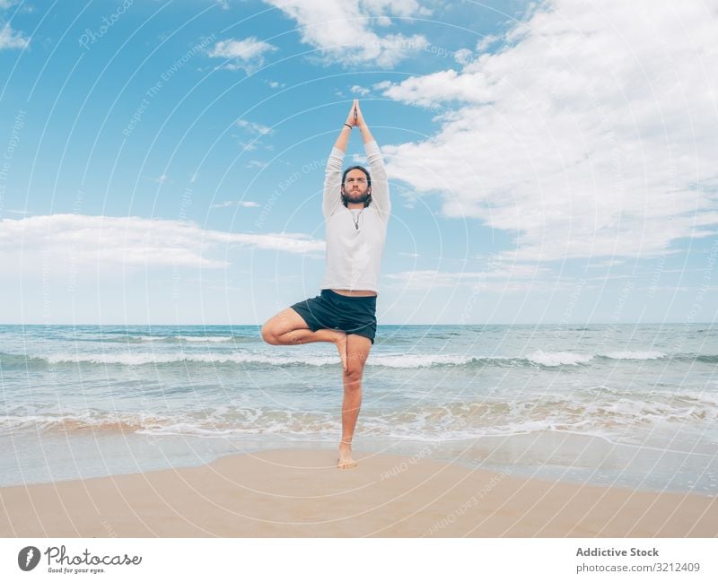Mann trainiert Yoga am Strand ruhen Harmonie Asana Training Übung Meeresufer Energie Meditation Ausgeglichenheit Dehnung Zen sich[Akk] entspannen Gleichgewicht